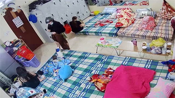 【监控流出】高端沐足店极品技师睡前更衣嬉闹!绝美身材让人血脉贲张