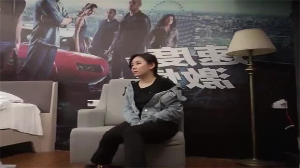 小哥沙发狂干！牛仔妹潮喷肉穴被猛扣，全身湿透娇喘高潮