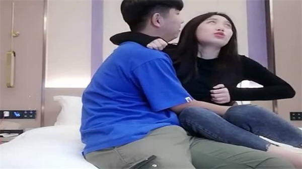 极品网约女神主动深喉吞精 骚嘴被爆操到干呕