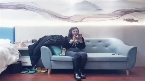 文轩探花：极品网红女神长腿翘臀扭腰诱惑，骚穴淫荡狂遭猛操内射！