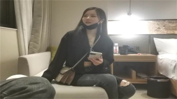 舞蹈系巨乳学妹背男友就地过年狂干私活内射