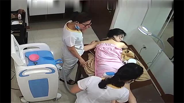 黑客入侵美体中心偷拍，巨乳辣妹私密裸体被全程玩弄高潮