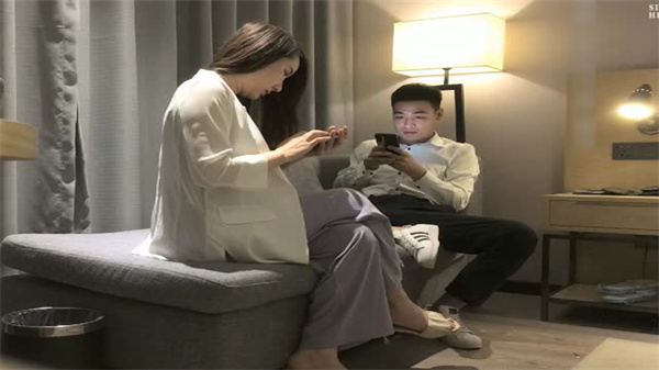 温柔御姐气质崩坏！爆乳巨奶狂颤被内射，淫荡肉穴大开疯狂吸屌！