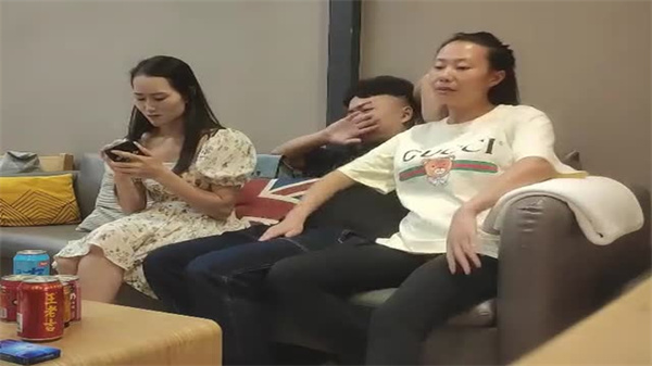 巨乳骚妻野外拖拉机震!两小伙轮流狂操,白浆内射求饶