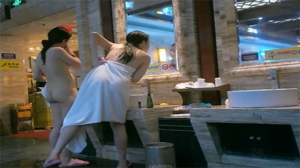 绝密曝光！温泉女宾淋浴浸泡区，湿透玉体春光大泄，极品肉穴等你蹂躏！
