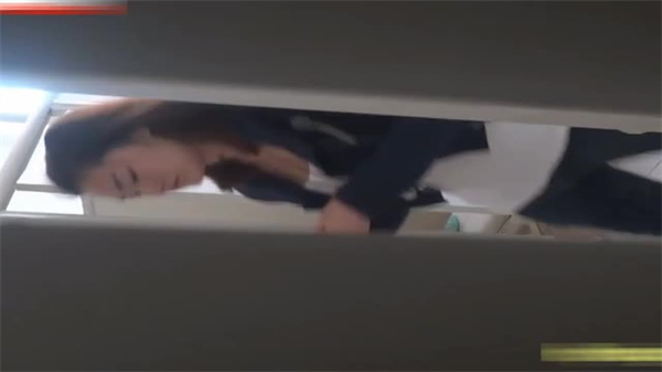 高校女厕被密拍！清纯美腿深蹲露穴，私密羞耻大曝光！