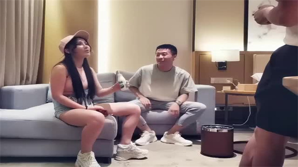 宝马富婆3P双飞,两猛男轮番上阵狂操到高潮喷水