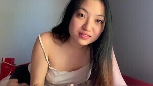 [居家隔离]亚洲欲求不满女大学生寂寞难耐 饥渴小穴疯狂泄欲求操哭喊